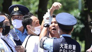 욱일기 든 日 극우단체, 선수촌 기습 시위…韓기자에 달려들어[청계천 옆 사진관]