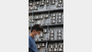 무더위에 쉴틈없이 돌아가는 에어컨 실외기