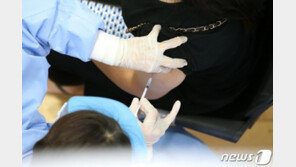 “50대 접종에 모더나 외 화이자도 사용한다…유동적 공급에 대응”