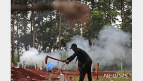 ‘하루 5만명대 확진’ 영국·인니, 사망자는 20배 이상 차이…왜?
