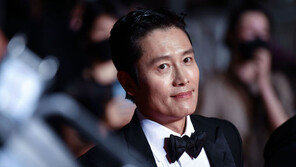 칸 다녀온 이병헌 “화려했다, 우리 상황과 달라 괴리감”