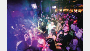 확진 똑같이 5만명인데… 英 사망자, 印尼의 2.3% ‘백신의 힘’ 