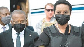 암살된 아이티 대통령 부인, 방탄조끼 입고 귀국