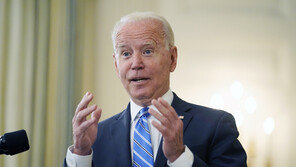 한발 물러선 바이든 “페이스북이 사람 죽이지 않아”