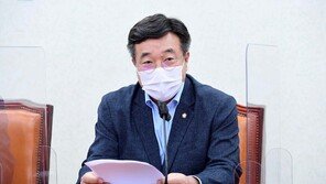 윤호중 “文대통령 방일 무산은 스가 내각의 외교참사”