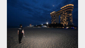 화려한 모습 사라져버린 강릉 밤바다[청계천 옆 사진관]