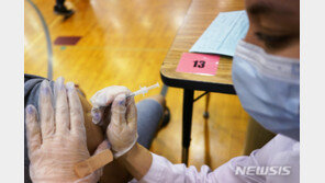 英, 18세 미만 청소년 백신 접종 않기로…“추가 검토 필요”