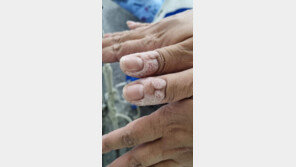 “서 있어도 땀차는데”…코로나 사투 의료진, 지쳐간다