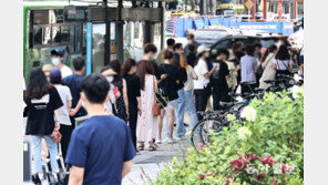  “검사 받으려다 코로나 걸릴라”…선별진료소 ‘거리두기’ 실종