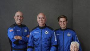 우주비행 1시간 앞둔 베이조스, “부자들 비행에 대한 비판은 당연”