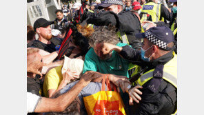 英, 백신 반대 시위대에 주먹 날린 경찰