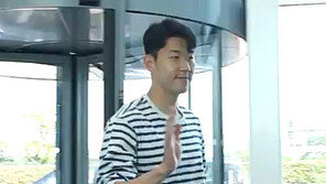 흥 넘치는 손흥민… 팀훈련 합류해 ‘엉덩이 춤’