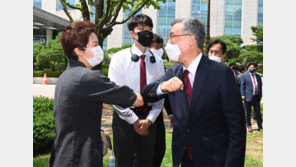 文 겨눈 崔 “청해부대 책임질 분이 아무 말 안해” 