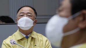 홍남기 “주택가격 고평가 우려…부동산 취약성 확대될수도”