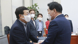 국민의힘 “윤석열, 경선 열차 탈 것…황야에서 떨 이유 없어”