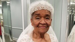 70년 만에 입어본 웨딩드레스 “벗고 싶지 않아요”