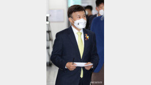 보훈처 “김원웅 부모 독립유공자 맞다…서훈 문제없어”