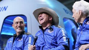 “여행비 지불한 아마존 고객에 감사”…베이조스 우주여행 소감에 역풍