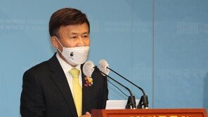 보훈처 “김원웅 부모 독립유공자 맞다…서훈 변경할 사유 없어”