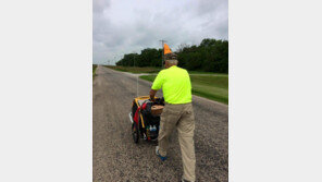 美 90세 노인, 5600km 걷는 여정 떠났다…무슨 사연? 