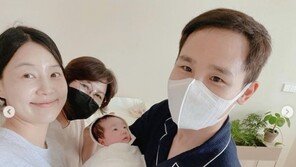 한지혜, 생후 28일 딸과 남편 가족사진 공개 “이름은 윤슬이” 