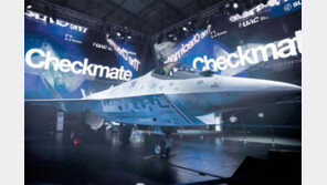 러, 5세대 경전투기 ‘체크메이트’ 첫 공개 