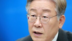 與 대선주자들 ‘적통’ 경쟁에…이재명 “나는 민주당 서자”