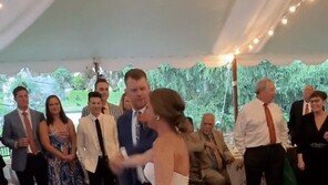 악! 키스하다 무릎 나간 신부…결혼실 피로연 중 응급실행