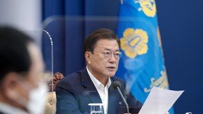 靑 “‘4단계 짧고 굵게 끝내자’ 文 언급, 2주면 된다는 말 아냐”
