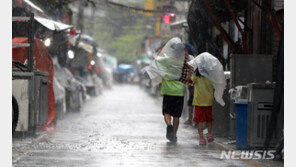 우산 챙기세요…찜통더위 속 오후에 곳곳 소나기 