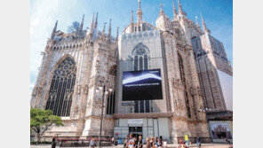 새 갤럭시폰 공개 앞두고 두오모 광장 등 옥외광고