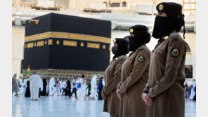 사우디 메카 사원에 여성 보안요원 첫 등장