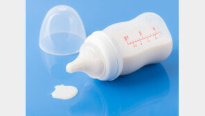 “잠을 안 자” 16개월 남아 분유에 신경과 약 탄 보모…집유 선고