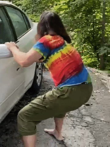 강도인줄 알았는데…차에서 불쑥 튀어나온 곰 (영상)