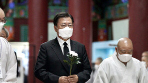 文대통령, 월주스님 빈소 조문…“자비행 잊지 않겠다”