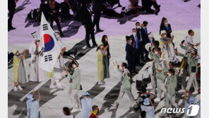 한국 선수단, ‘기수’ 김연경-황선우 앞세워 103번째로 입장