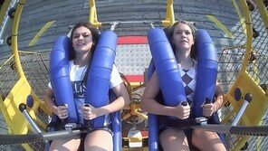 美10대 소녀, 놀이기구서 갈매기와 ‘진한 포옹’…“똥 안싸 다행”