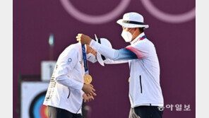 [올림픽] ‘코로나 시대’ 한국 첫 메달…김제덕·안산, 서로의 목에 걸어줬다