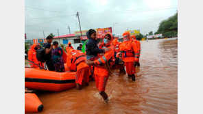 인도, 이번엔 40년만의 최악 홍수… 최소 136명 숨져 
