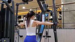 ‘45세’ 김경화, 탄탄 근육질 몸매 공개 “저중량 자극”