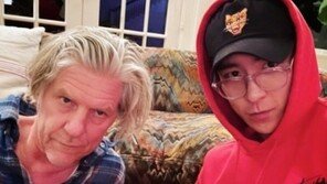 빅뱅 탑, 4개월만에 전한 근황…LA서 유명작가와 친분 인증