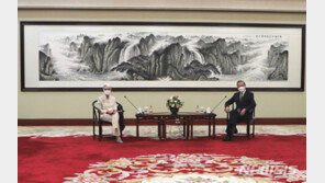 왕이, 셔먼 만나 “체제 전복·발전 방해·주권 훼손 용납못해”