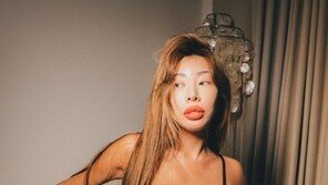 제시, 트레이닝복 차림 소파 위 야릇한 포즈…‘화보 맞나’