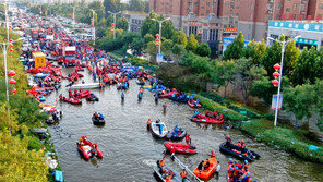 물바다 된 中허난성… 구급차 대신 ‘고무보트 구조’