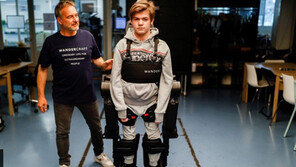 장애 아들이 걸을 수 있게…로봇슈트 개발한 佛공학자 아버지