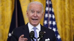 바이든, 백신 미접종자 접종 시 11만5000원 현금 보상 요청