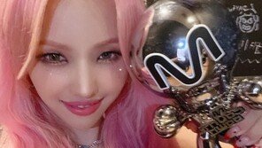 전소연, ‘삠삠’으로 ‘엠카’ 1위 트로피 추가…유종의 미