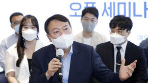 청년 만난 尹 “정책설계 지지”…상인 찾은 崔 “전국민 재난금은 매표행위”