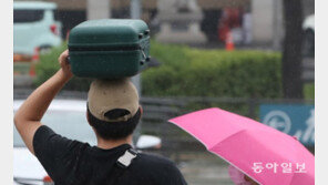 가방으로 비 막으며 발길 재촉