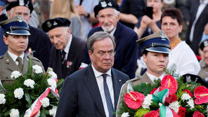 폴란드 찾은 ‘메르켈 후계자’ 라셰트 “독일 전쟁 범죄 수치심 느껴” 사죄